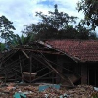 Akibat longsor, rumah warga amblas